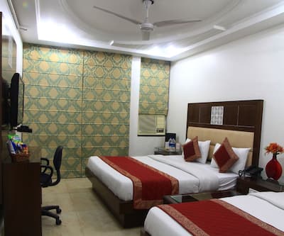 https://imgcld.yatra.com/ytimages/image/upload/t_hotel_yatra_city_desktop/v1499938600/Hotel/New Delhi/00011477/Deluxe_Family_Room_Bk98KT.jpg